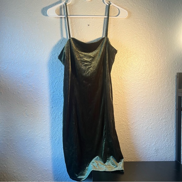 Forever 21 Women’s Velour Velvet Green Mini Party Dress Thin Straps Size Large - Picture 7 of 14